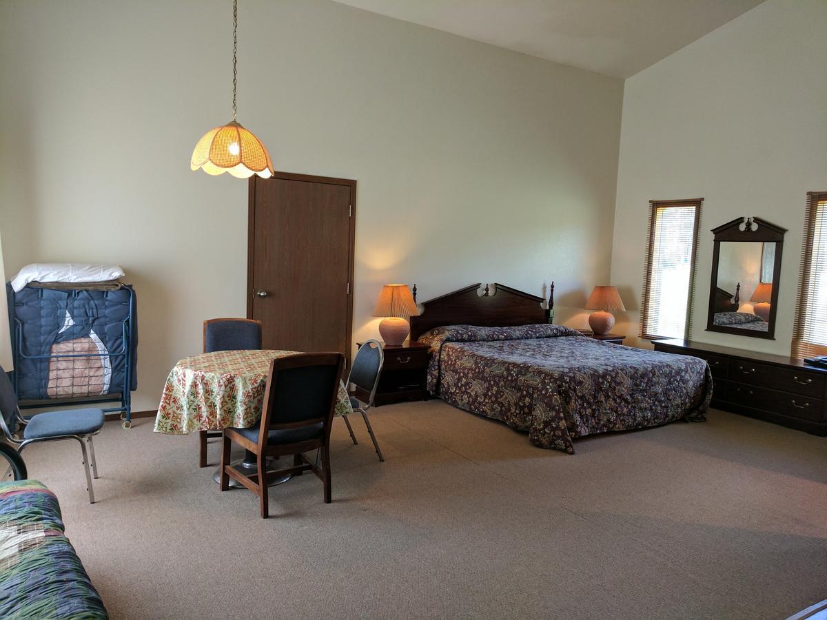 Rock Creek Mercantile & Motel Clinton Екстериор снимка